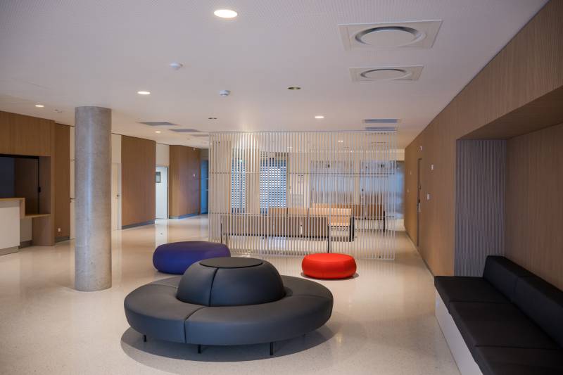 Espace d’accueil et d’attente – Aménagement intérieur soigné et contemporain