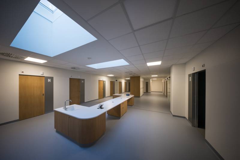 Espace de soins et de circulation – Menuiseries intérieures bois intégrées