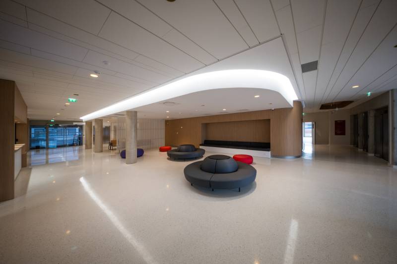 Circulation intérieure – Blocs-portes bois adaptés aux contraintes hospitalières