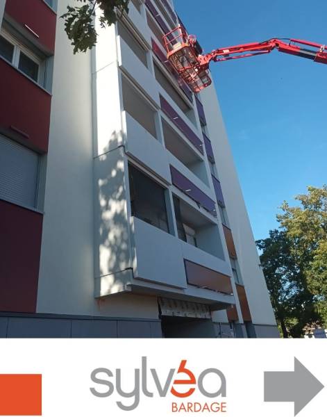 Pose du bardage Stacbond rouge et Equitone gris