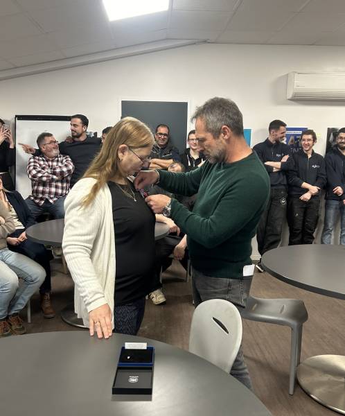 30 années de travail chez Sylvéa récompensées: Corinne décorée de la médaille du travail !