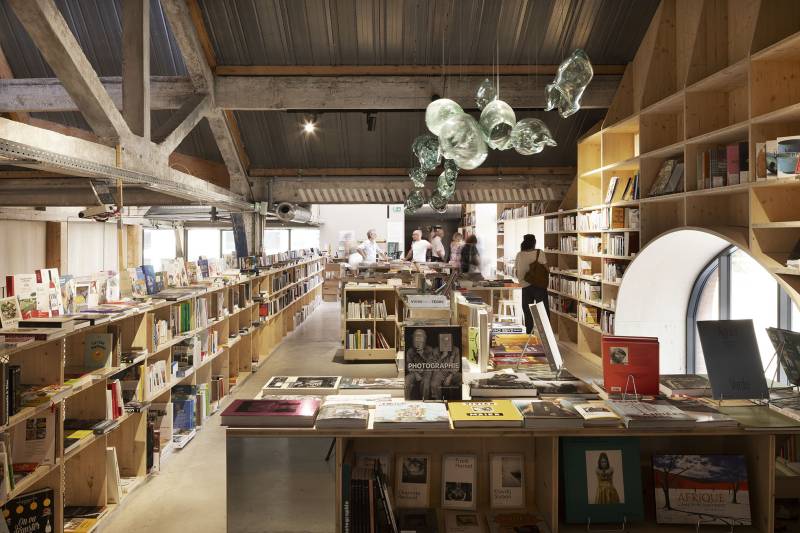 Pose du mobilier bois et des menuiseries pour les Halles de la cartoucherie à Toulouse