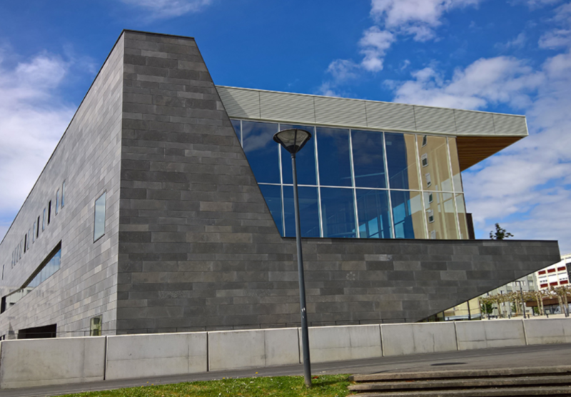 Réalisation d'un bardage extérieur et intérieur avec  isolation en pierre naturelle pour la médiathèque de Mourenx 64