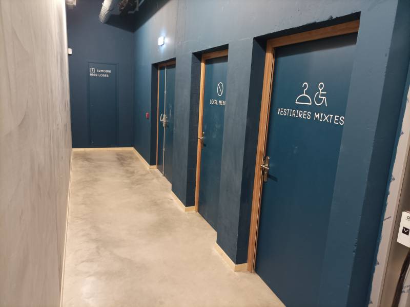 Pose de menuiseries pour des sanitaires à Toulouse 