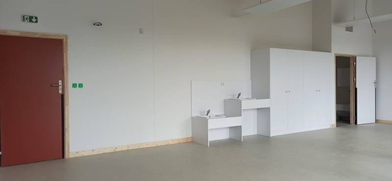 Combinaison de blocs-portes techniques, placards de rangement et plans vasques double hauteur. Un agencement pensé pour l’accessibilité, la sécurité et la fonctionnalité en milieu scolaire.