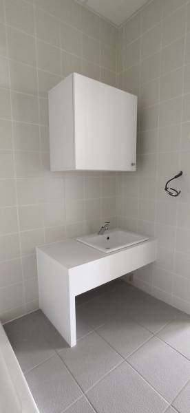 Meuble suspendu avec vasque intégrée et rangement mural, pour un entretien facilité et un gain d’espace dans les sanitaires enfants