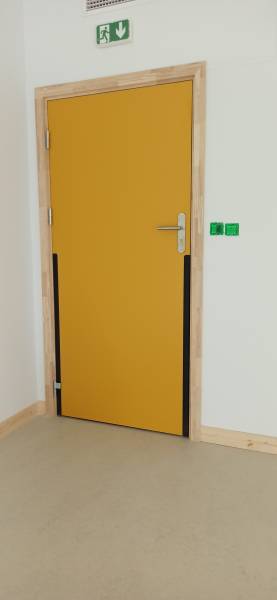  Blocs-portes techniques stratifiés (gamme ELAN – Malerba), avec finition jaune vive pour un repérage visuel efficace, conforme aux normes ERP.