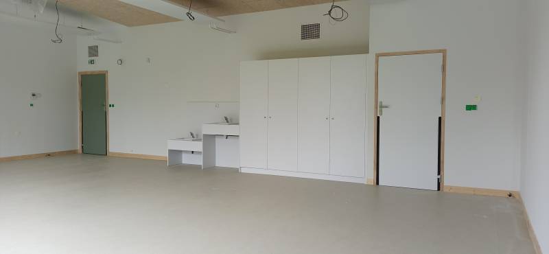  Aménagement soigné avec rangements intégrés, plans vasques double hauteur et blocs-portes techniques. Un espace optimisé pour les jeunes élèves.