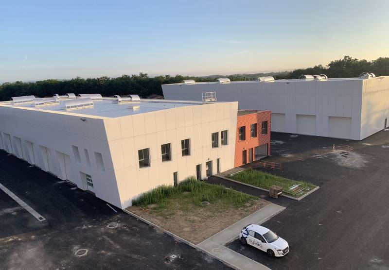 Façade principale et bureaux administratifs