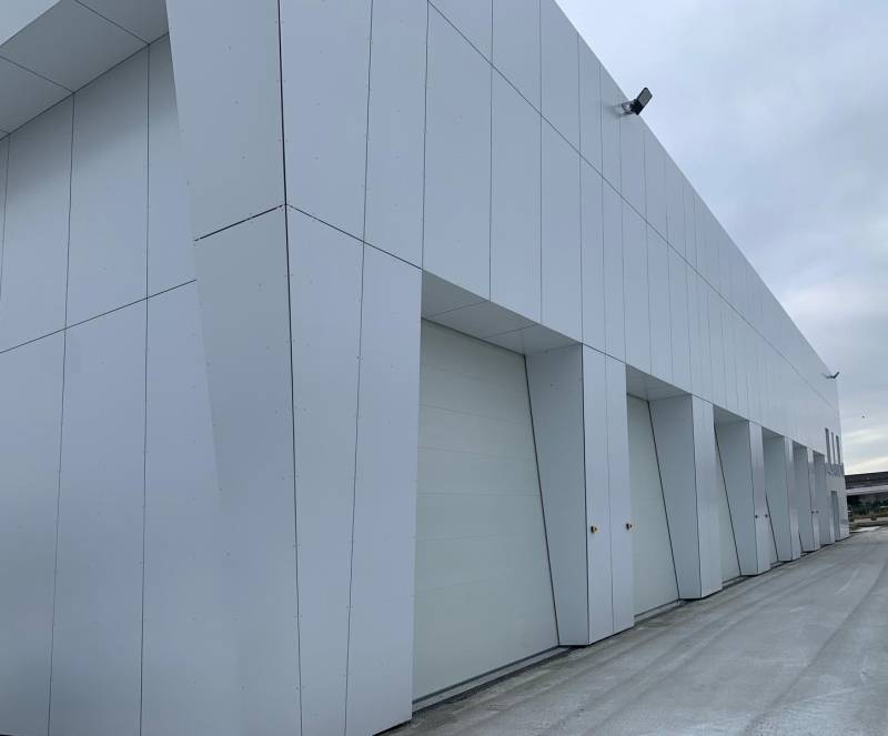 Façade des garages et ateliers