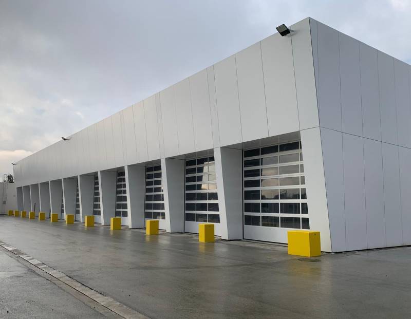 Façade des ateliers avec portes sectionnelles