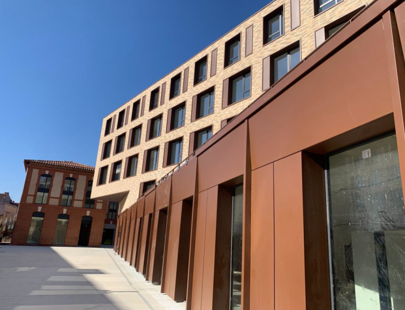 Installation du bardage pour la Cité Internationale des chercheurs à Toulouse