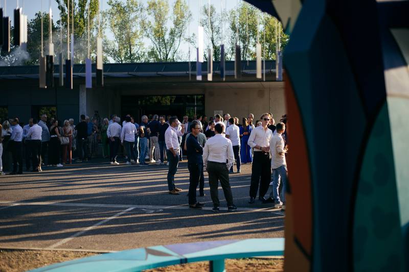 Un accueil chaleureux des invités devant les locaux de Sylvéa