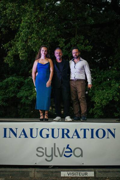 Photo de famille : Gabriel, Lorie et Quentin Bellounat réunis pour l’inauguration