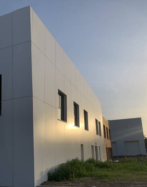 Détail du bardage en fin de journée