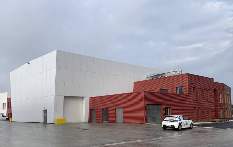 Bâtiment principal avec bardage contrasté