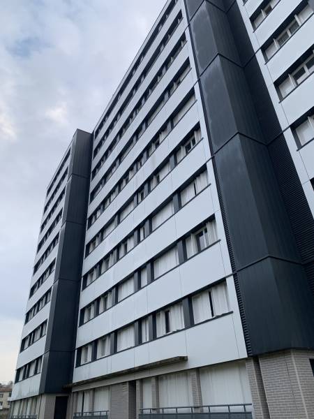 Détail du bardage et des finitions en façade