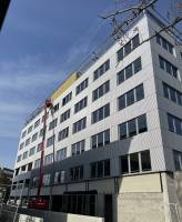 Un design contemporain grâce à un bardage sinusoïdal en acier